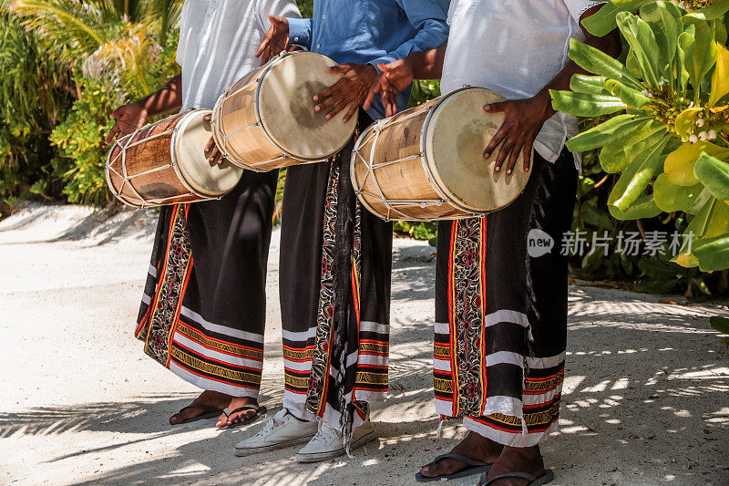 马尔代夫的Bodu Beru鼓在海滩上演奏